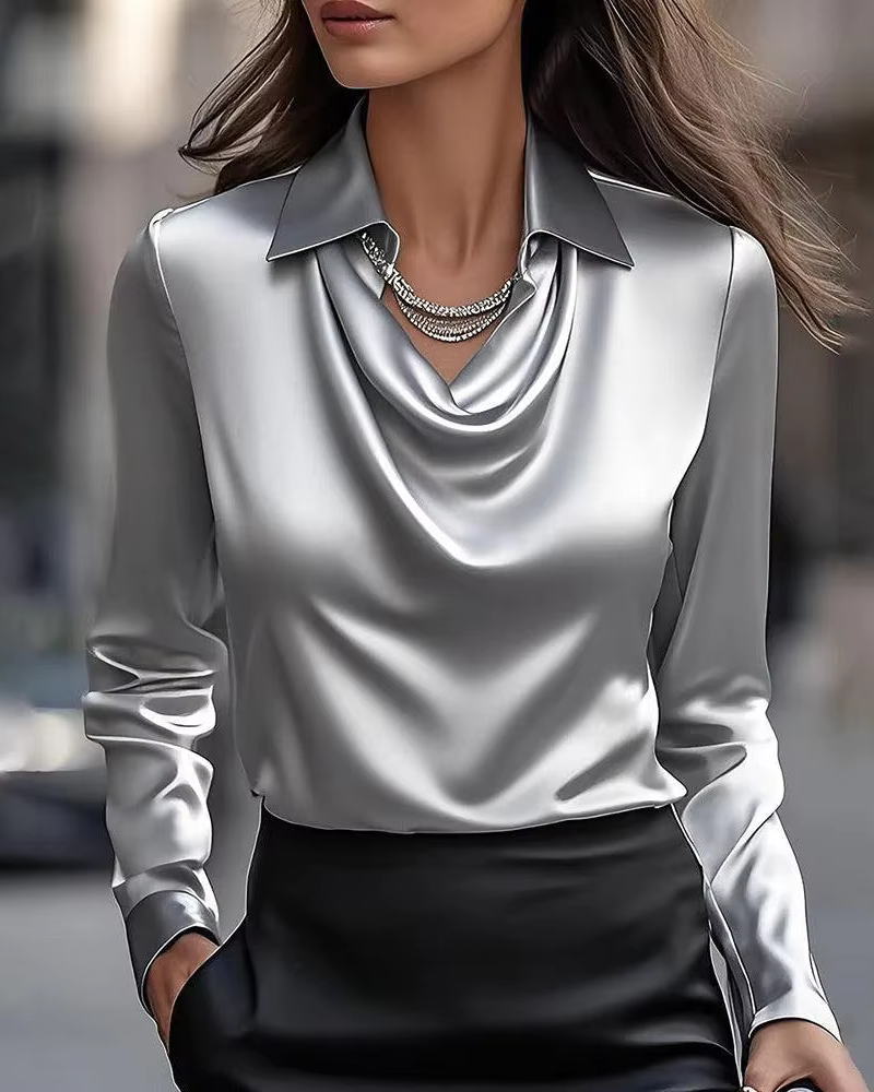 Blouse en satin avec encolure drapée