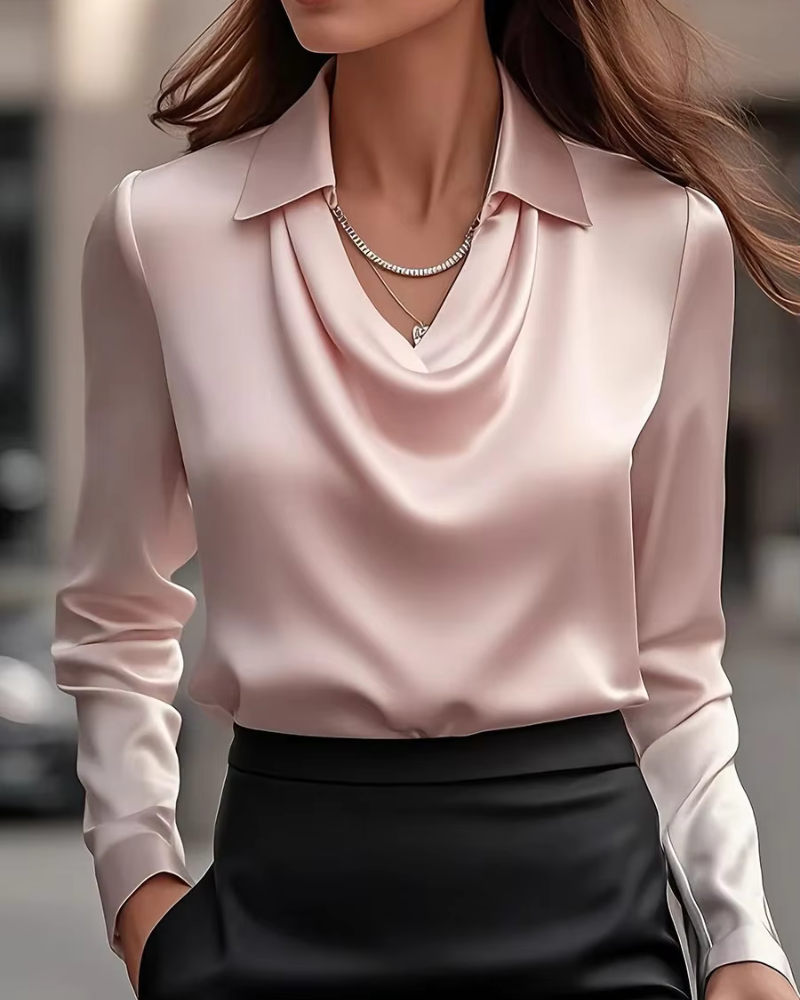 Blouse en satin avec encolure drapée