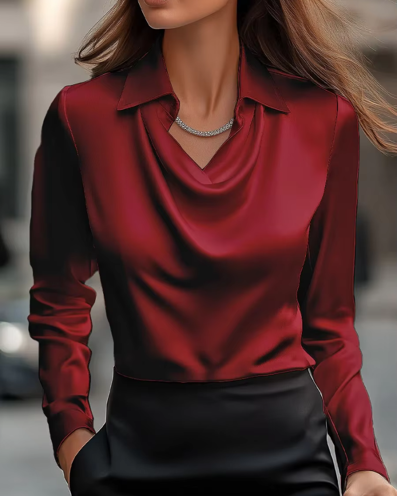 Blouse en satin avec encolure drapée