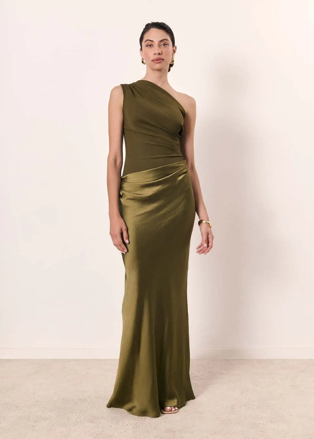 Robe longue asymétrique en satin