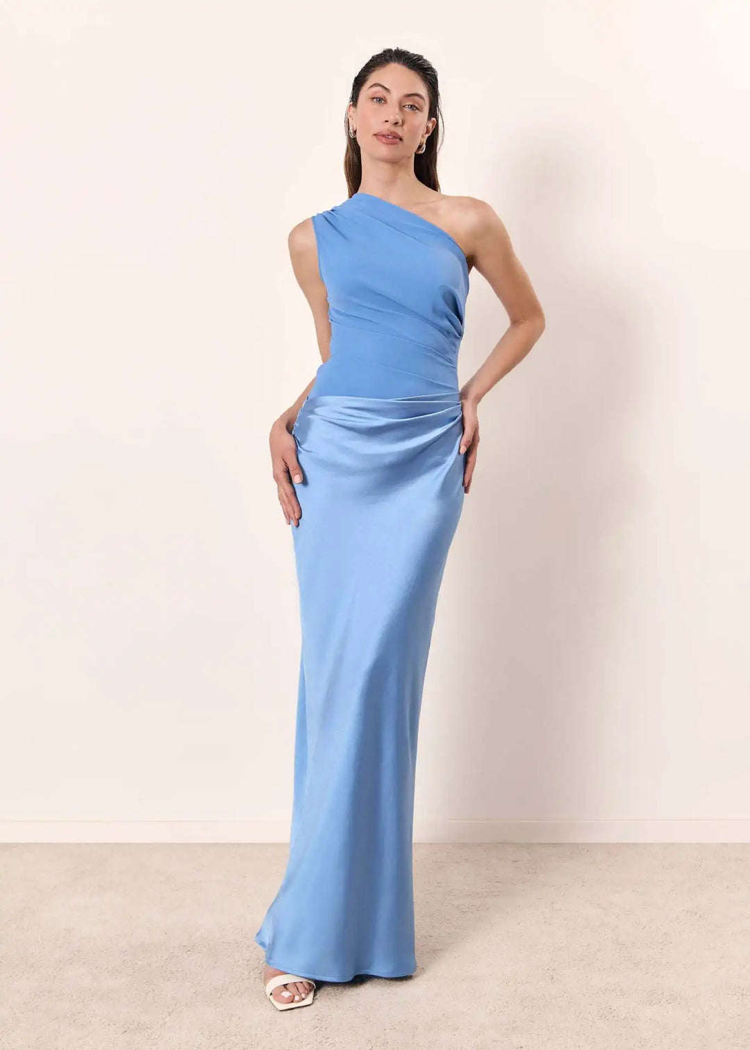 Robe longue asymétrique en satin